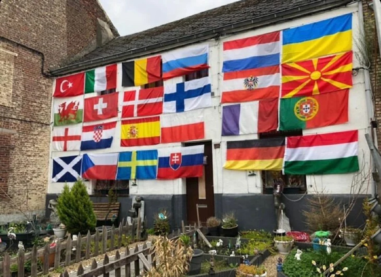edificio con bandiere