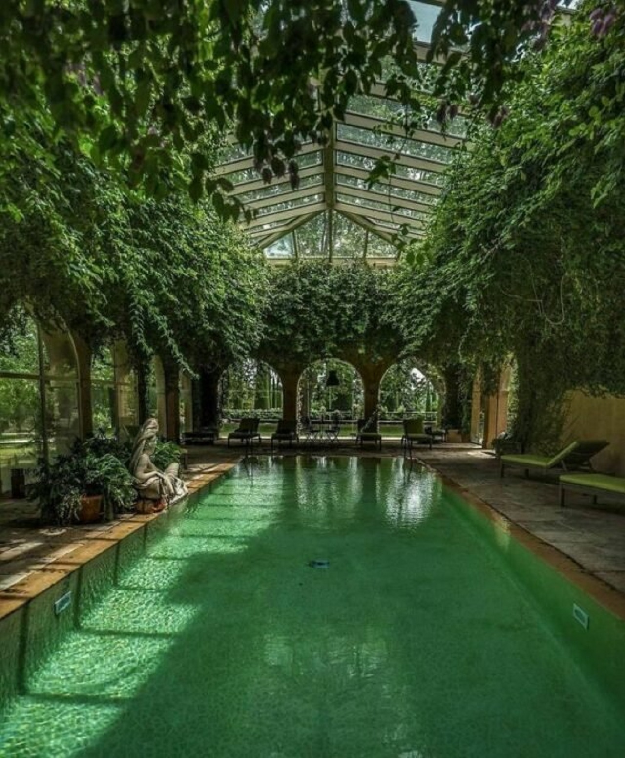 piscina nel verde