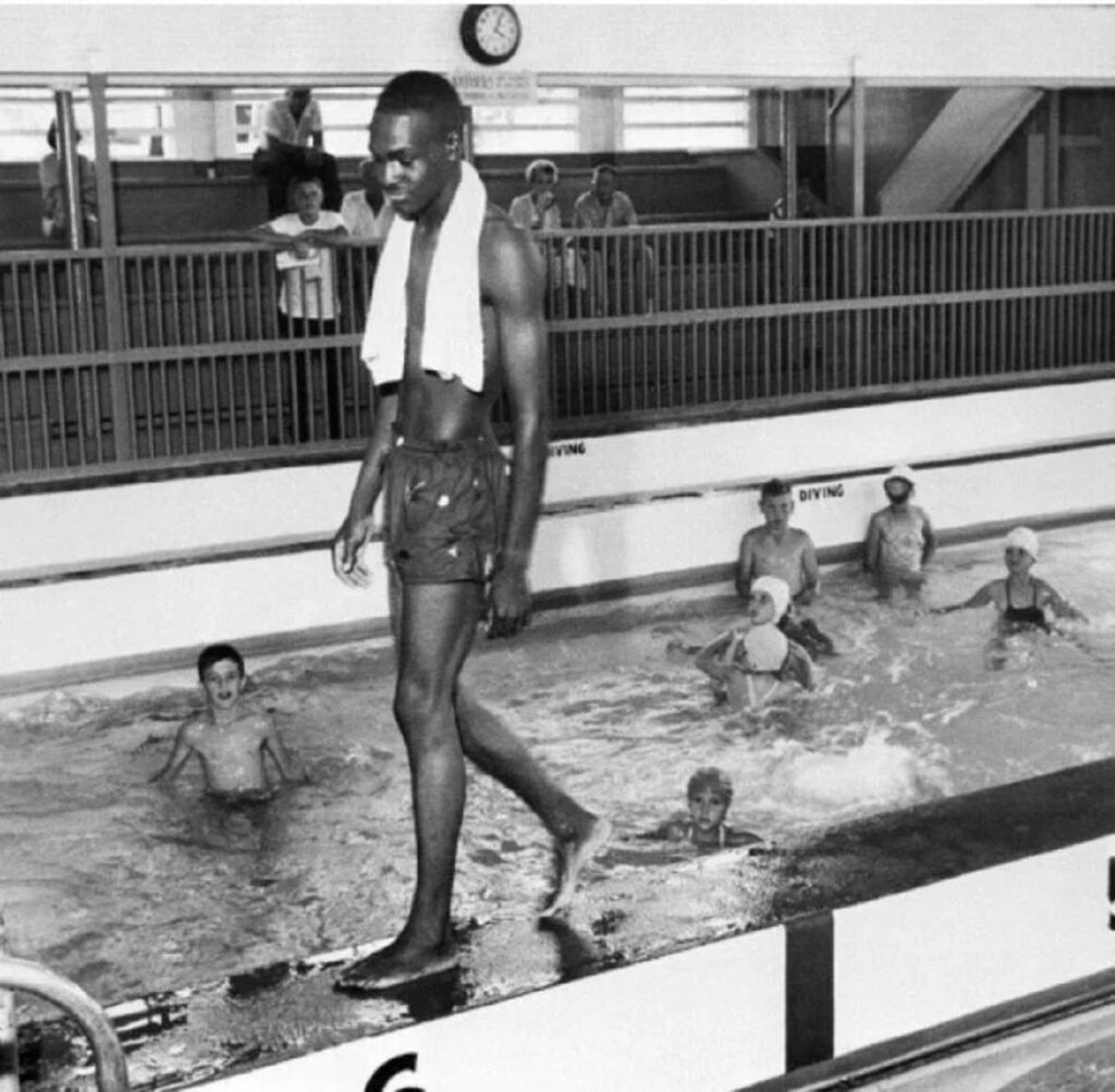 ragazzo di colore in piscina