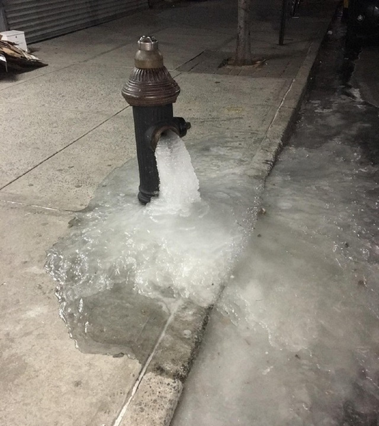 acqua ghiacciata fuoriuscita dall'idrante
