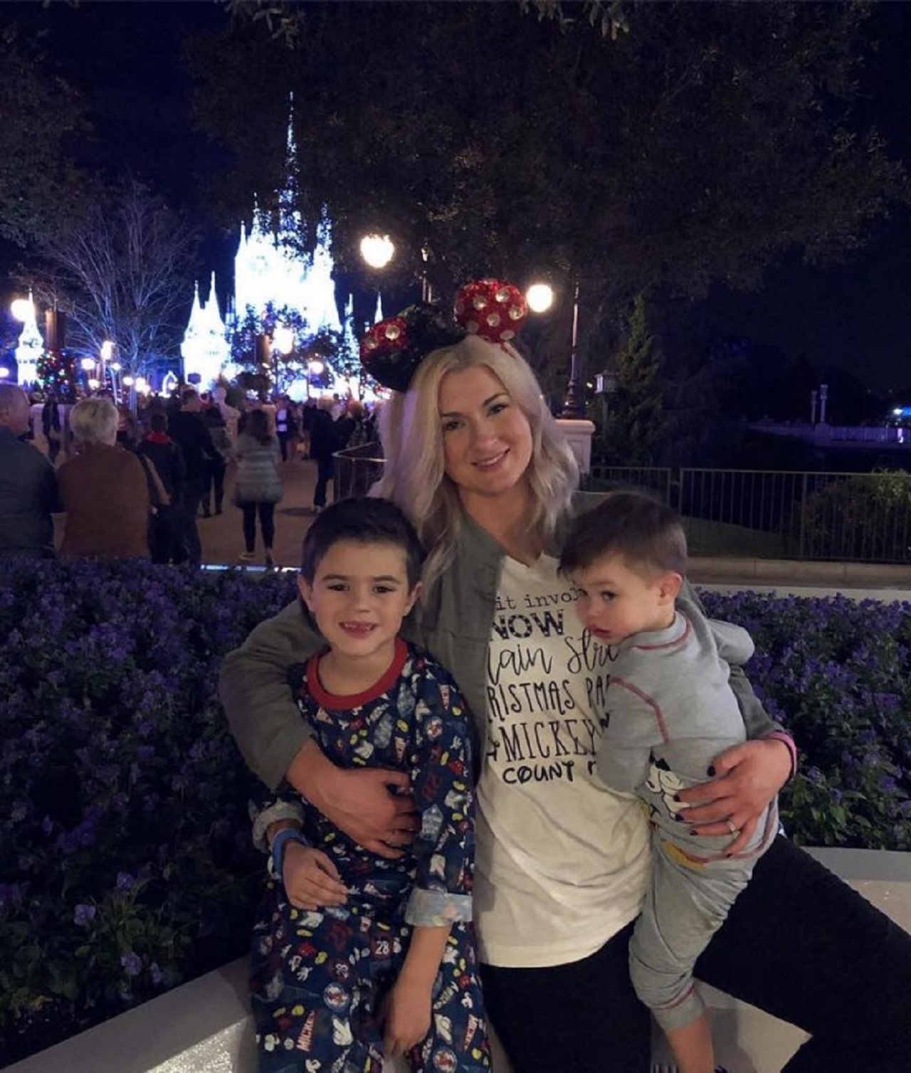 mamma e figli a Disneyland