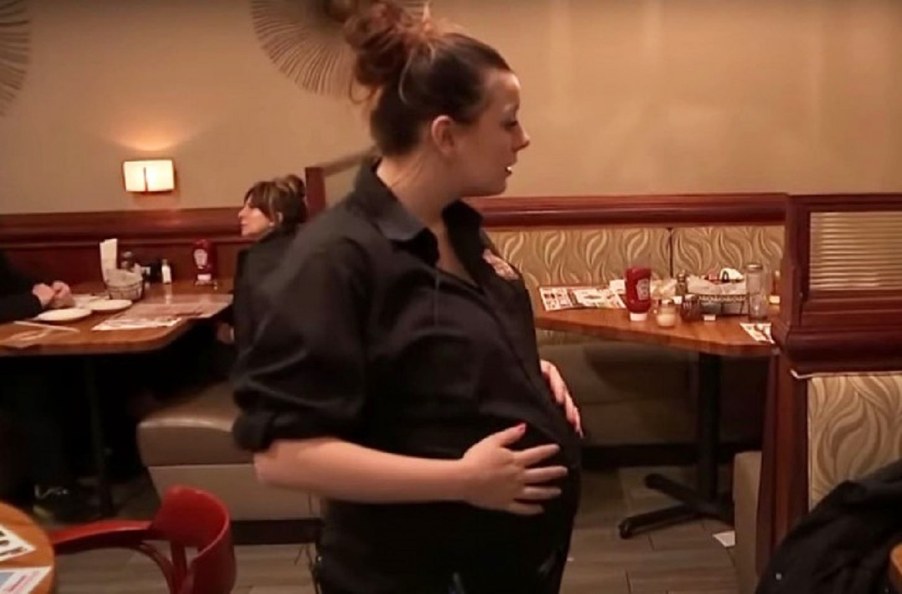 cameriera incinta riceve mancia cospicua