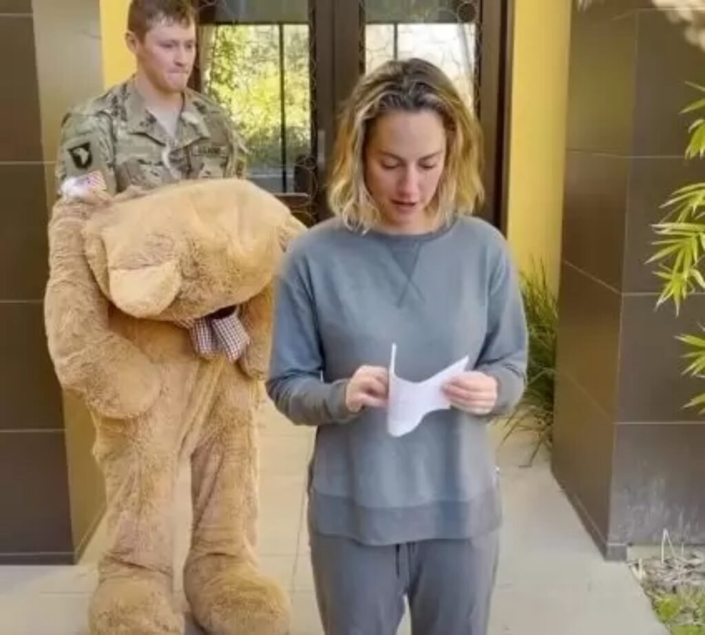 Soldato si nasconde in un orso gigante