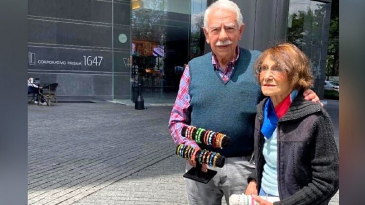 coppia di anziani costretta a vendere per strada braccialetti