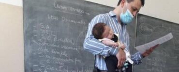 insegnante si prende cura della figlia di una sua studentessa durante la lezione