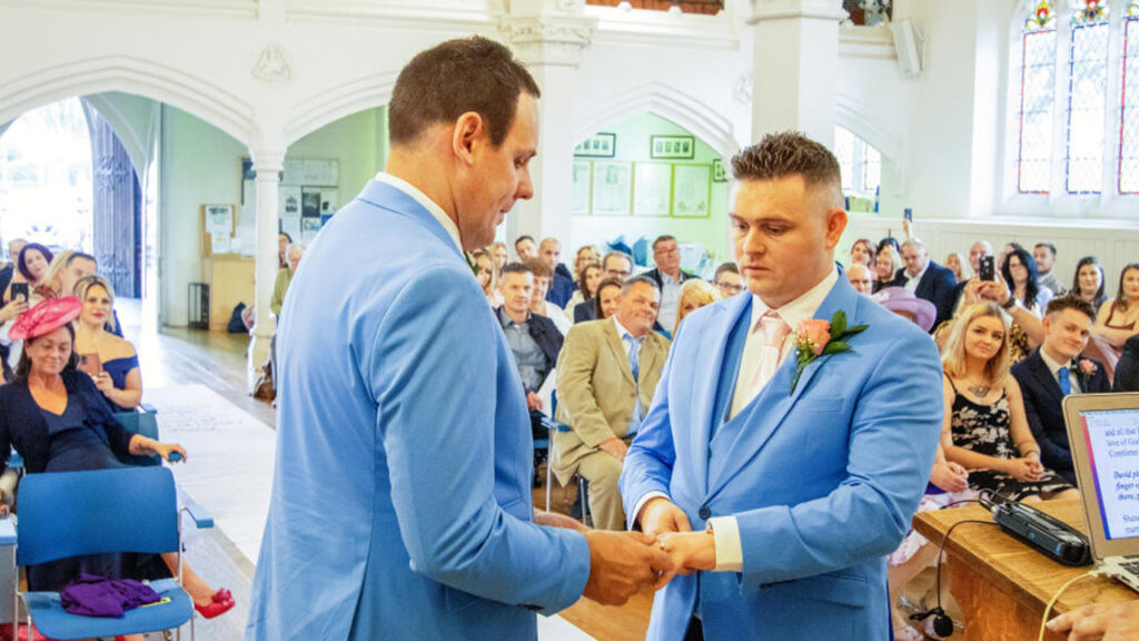 Coppia gay sposati in chiesa 
