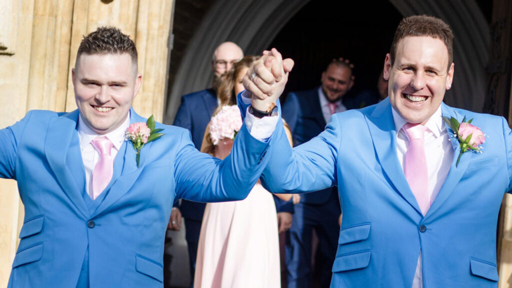 Coppia gay sposati in chiesa