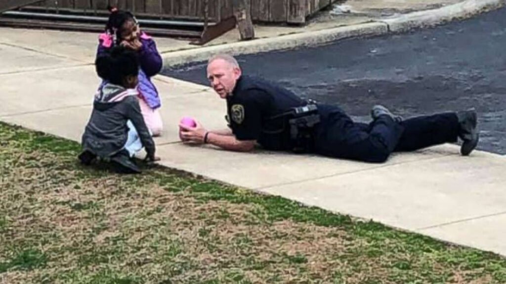 poliziotto con bambine 