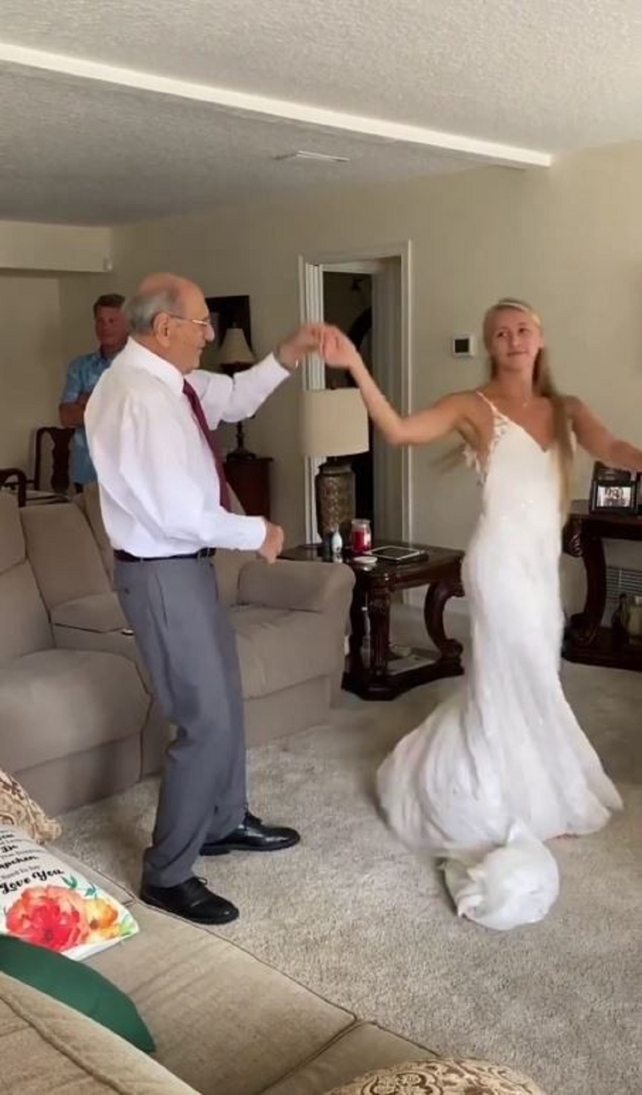 nonno balla con nipote in abito da sposa