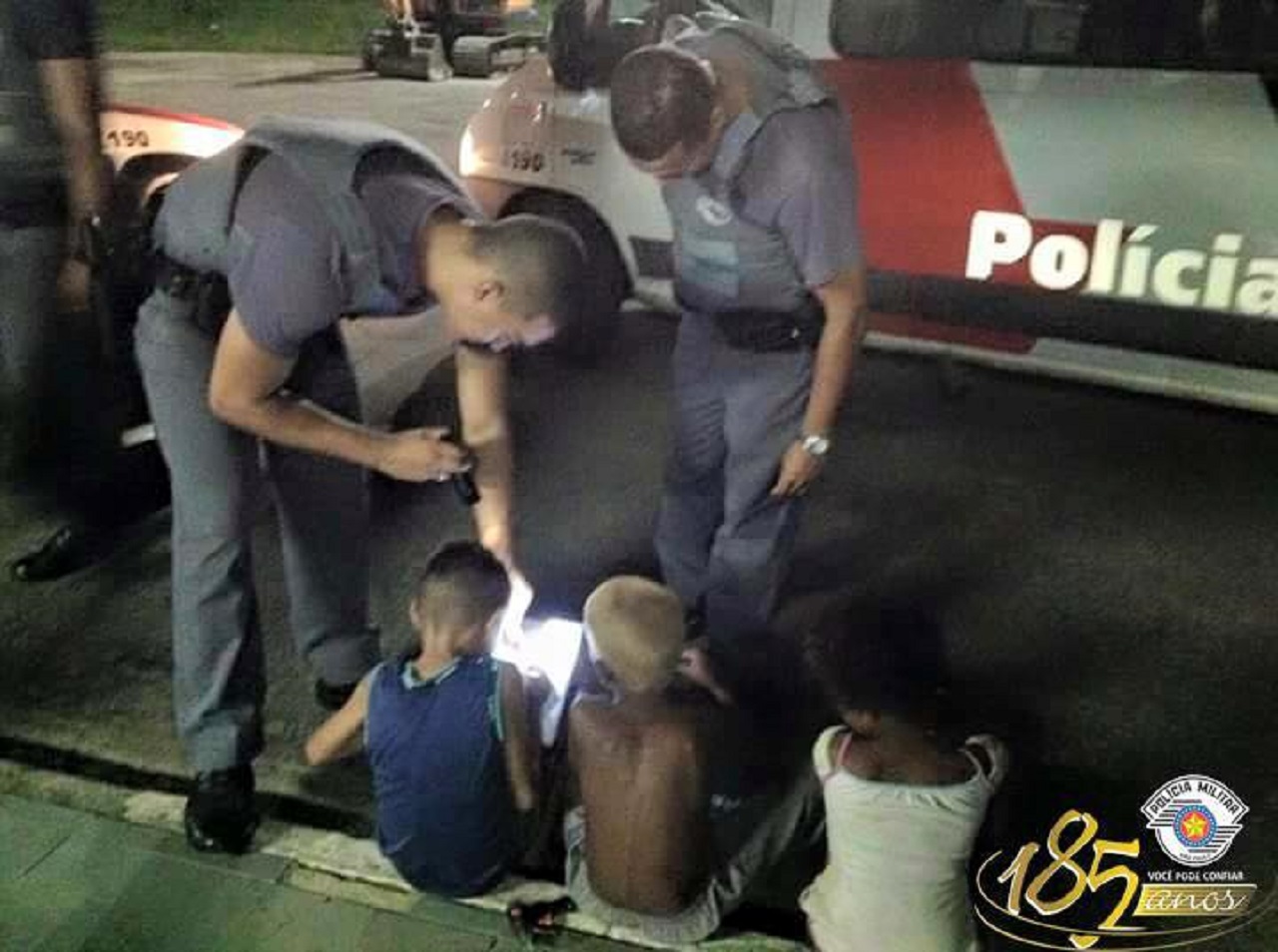 i poliziotti prestano aiuto al bimbo con i compiti