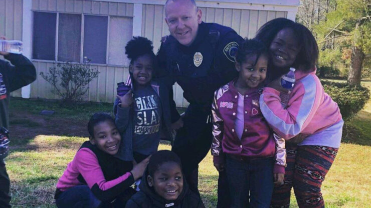 poliziotto con bambine