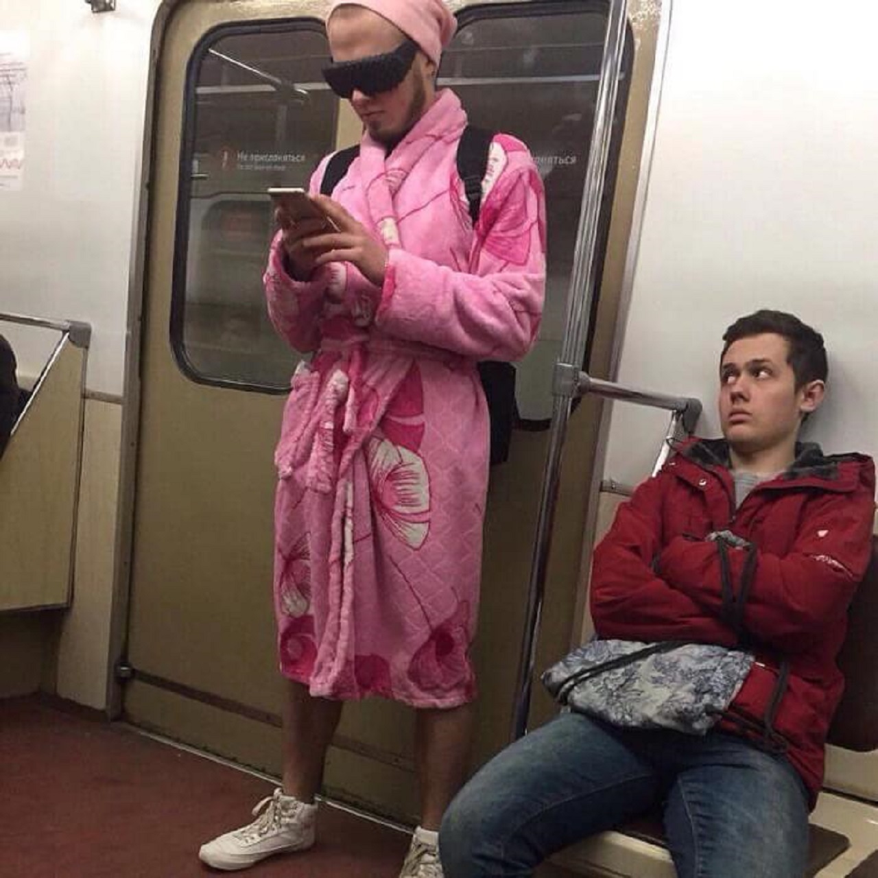 uomo in accappatoio in metropolitana