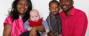 famiglia afroamericana con figlio bianco