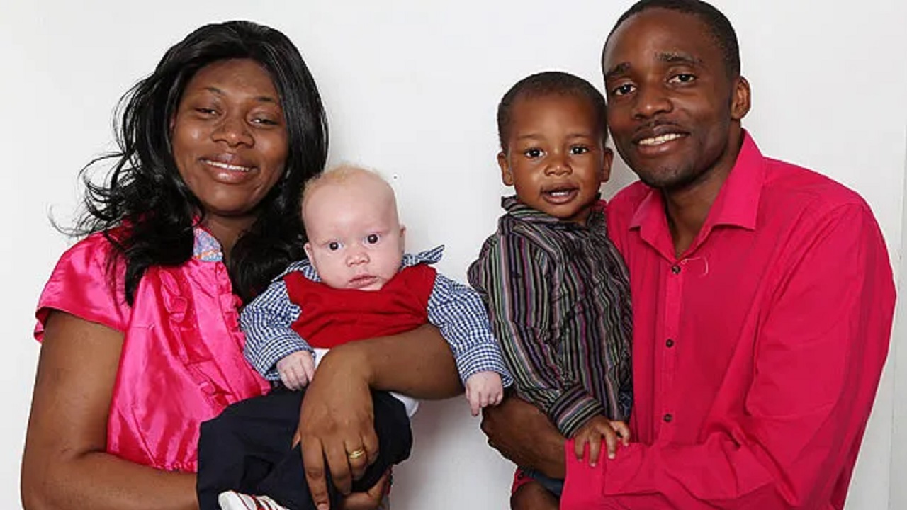 famiglia afroamericana con figlio bianco