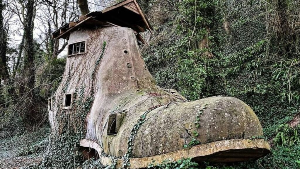 Casa a forma di stivale vista frontale