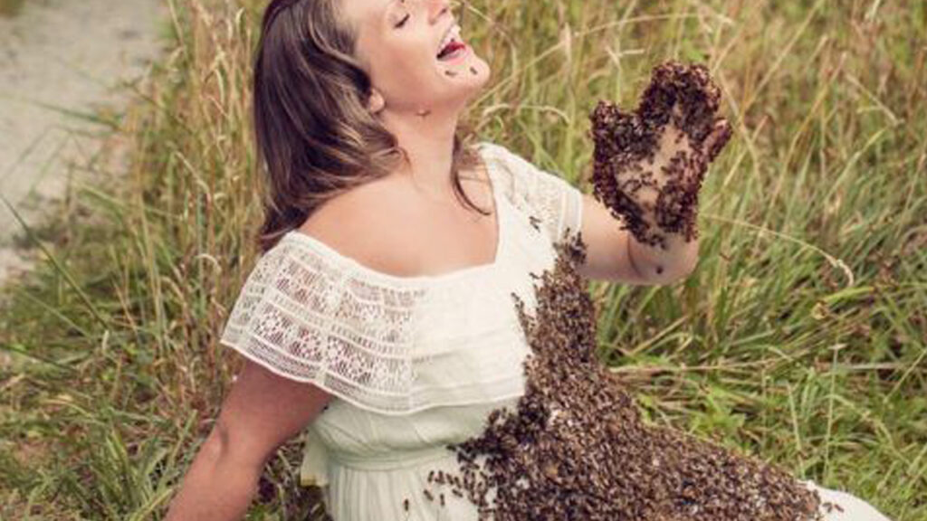 donna api sul pancione