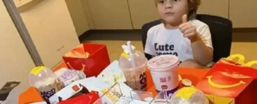 bimbo di 4 anni fa ordinazione cibo d'asporto