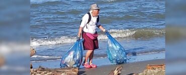 anziano dedito alla pulizia delle spiagge