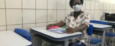 una donna ritorna a scuola a 49 anni