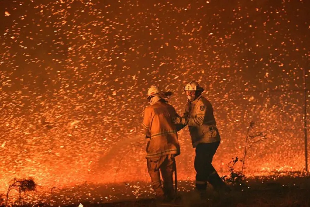 vigili del fuoco che tentano di domare le fiamme