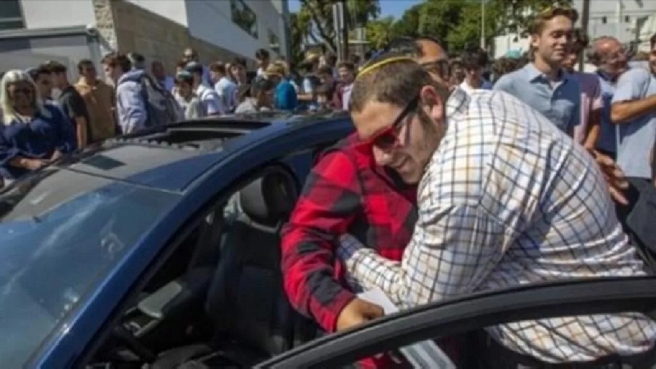 studenti donano auto al loro insegnante