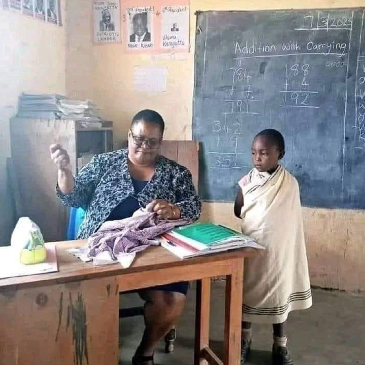 maestra cuce uniforme strappata della sua alunna