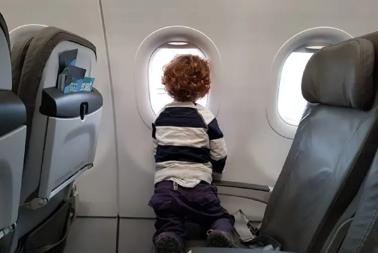 bambini in aereo