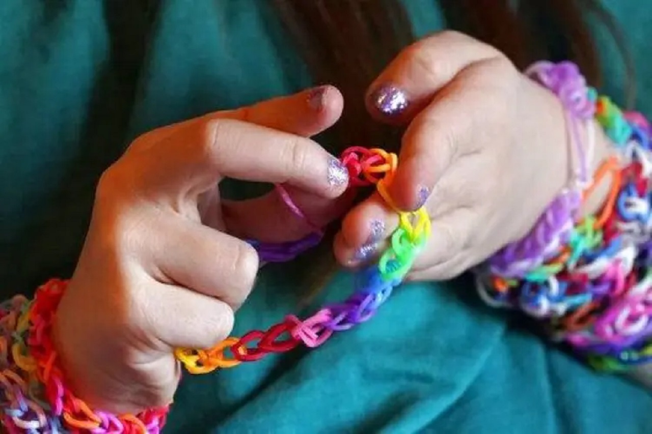 A soli 7 anni, una bambina realizza braccialetti da vendere per