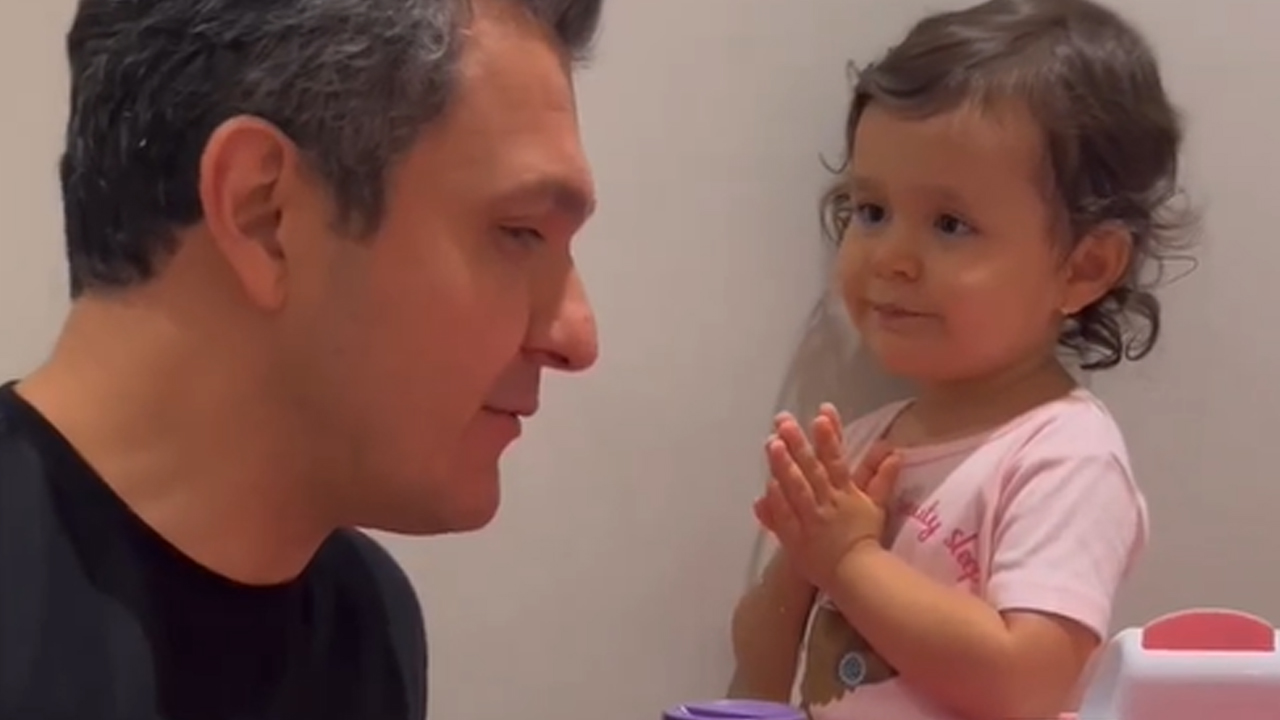 Bambina di 2 anni diventa virale per aver venduto un cucchiaio per 95 euro  a suo padre